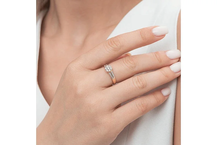 Кольцо из красного золота с 22 фианитами