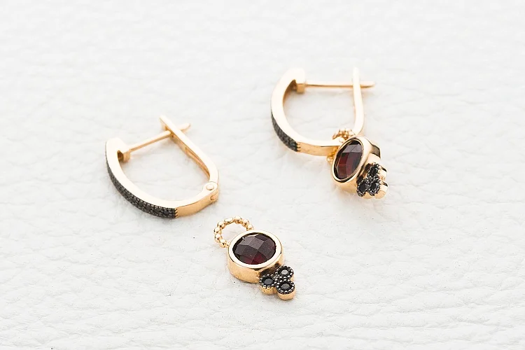 Серьги-трансформеры из красного золота с 2 гранатами и 32 фианитами