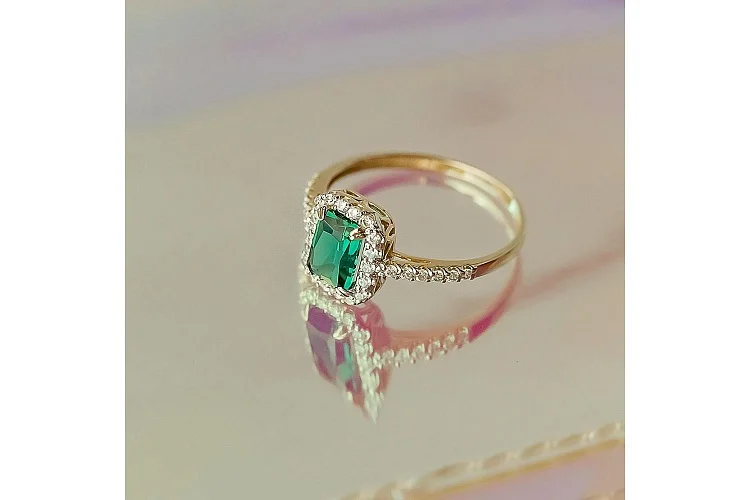 Кольцо из жёлтого золота с изумрудом и 30 фианитами