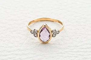 Кольцо из красного золота с аметистом и 6 фианитами