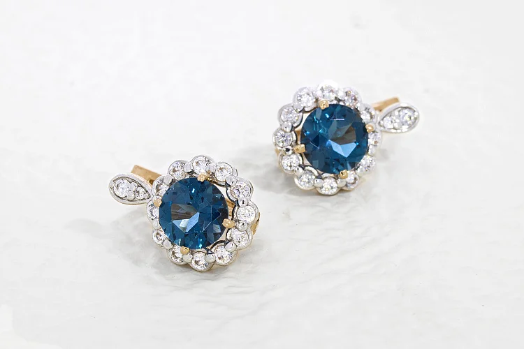 Серьги из красного золота с 2 топазами лондон и 28 фианитами
