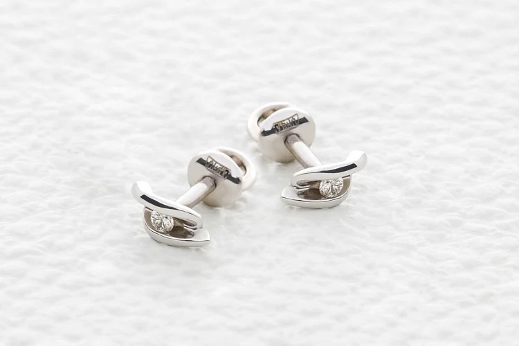 Серьги-пусеты из белого золота с 2 бриллиантами