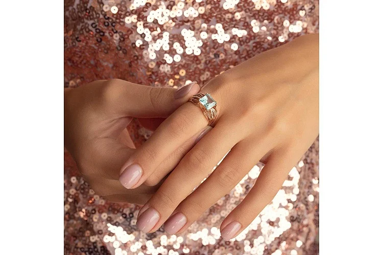 Кольцо из красного золота с топазом sky