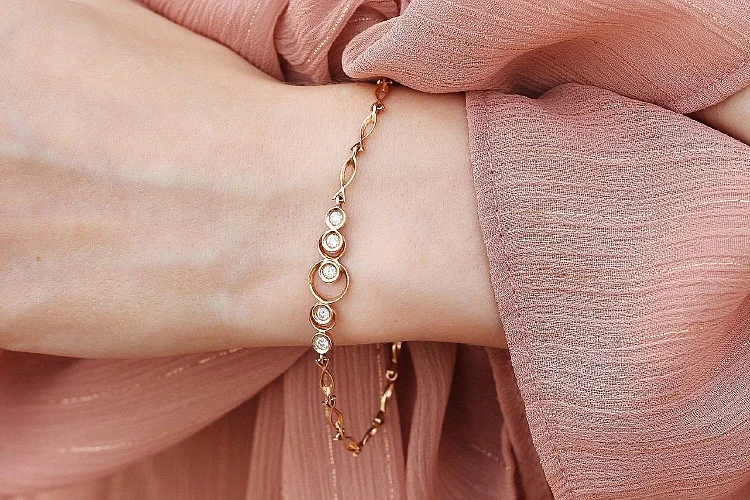 Браслет из красного золота с 5 бриллиантами