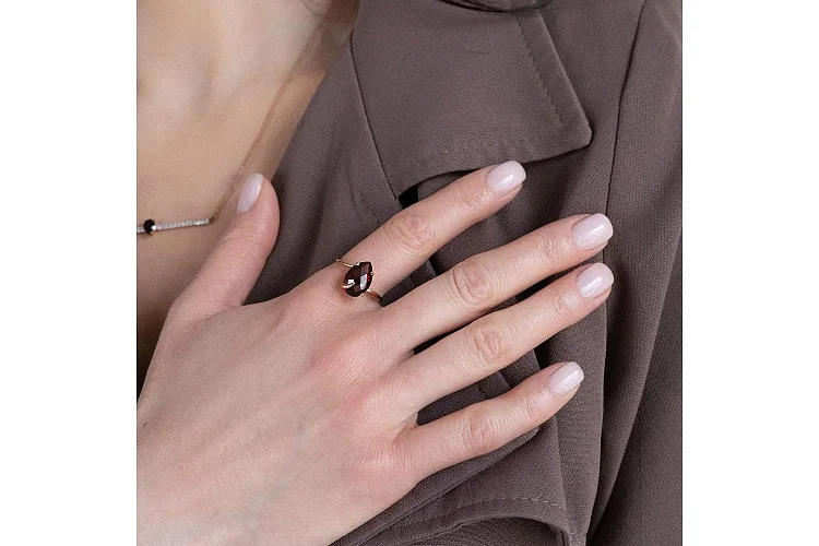 Кольцо из красного золота с гранатом