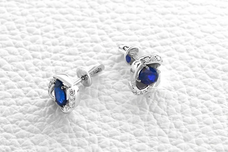 Серьги-пусеты из белого золота с 2 корундами и 16 бриллиантами