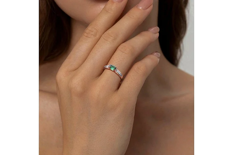 Кольцо из красного золота с изумрудом и 10 бриллиантами