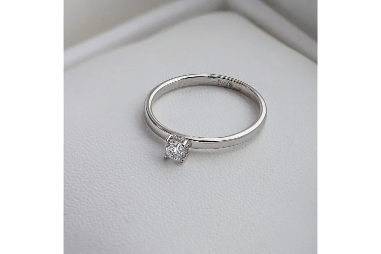 Кольцо из белого золота с выращенным бриллиантом