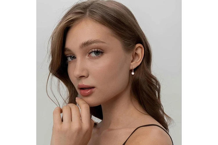 Серьги из красного золота с перламутром и 2 фианитами