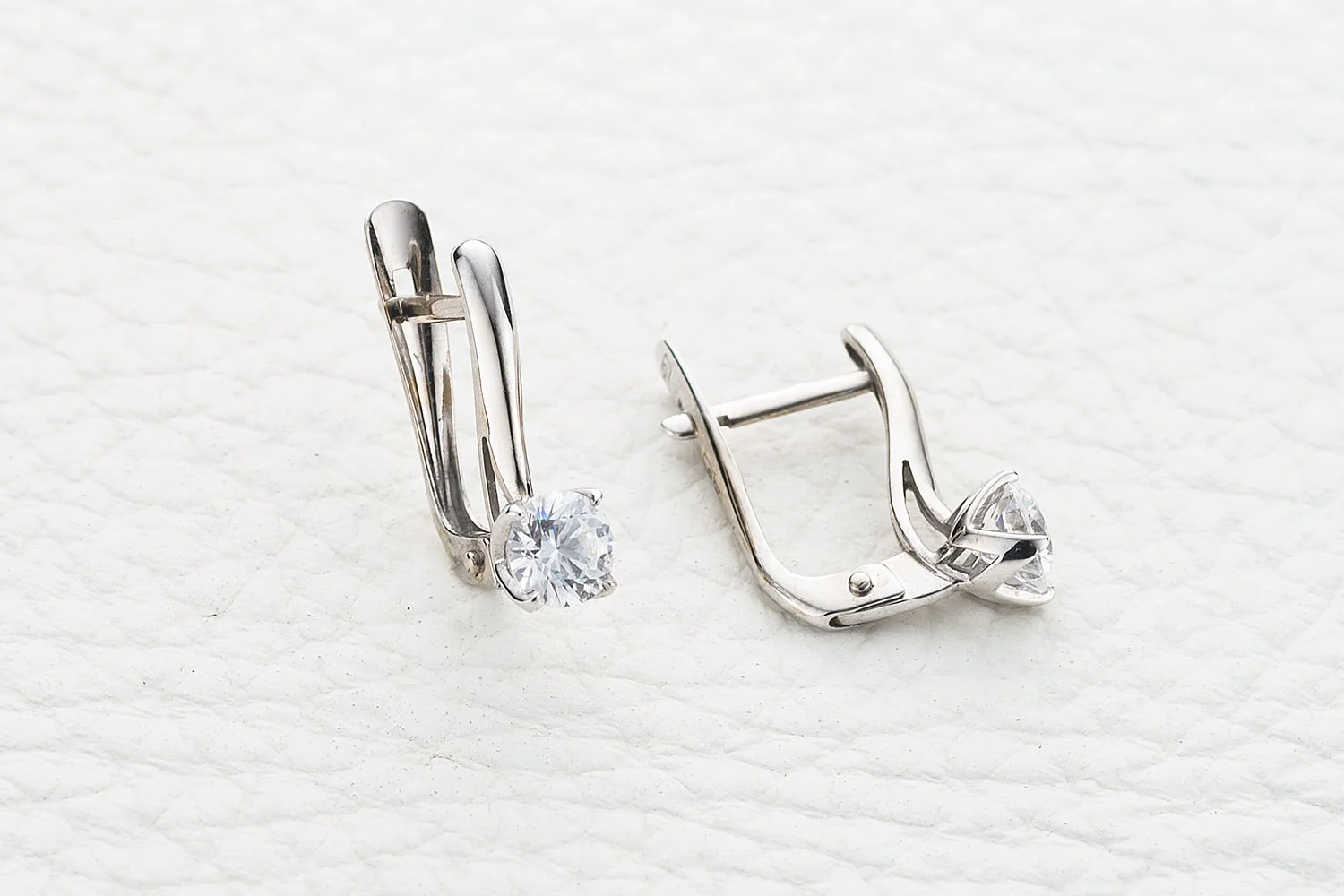 Серьги из белого золота с 2 кристаллами swarovski