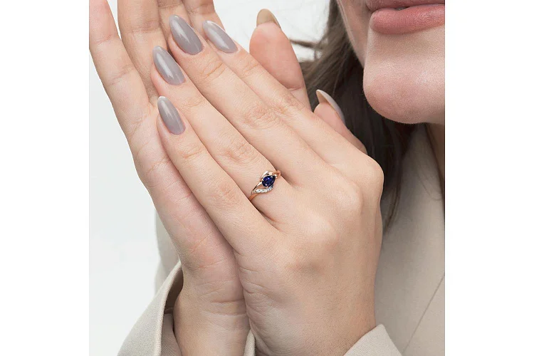 Кольцо из красного золота с сапфиром и 3 бриллиантами