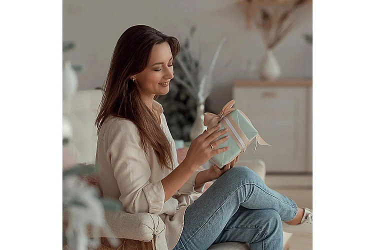 Серьги из красного золота с 2 сапфирами и 14 бриллиантами