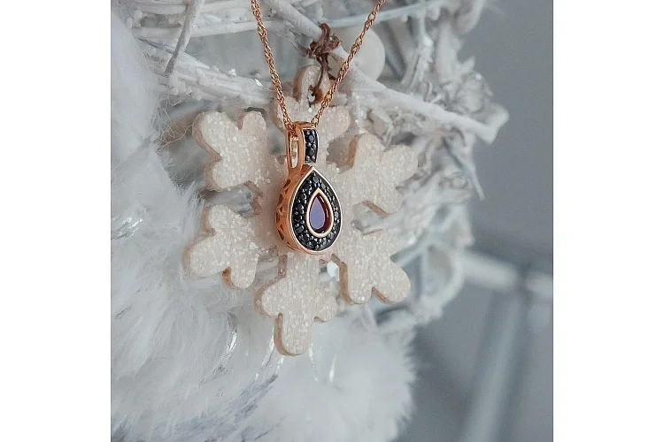 Подвеска из красного золота с гранатом и 17 фианитами