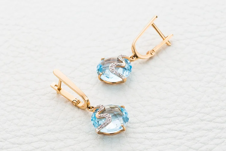 Серьги из красного золота с 2 топазами sky и 14 фианитами