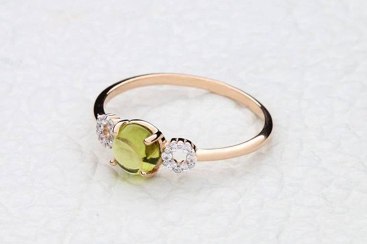 Кольцо из красного золота с хризолитом и 12 фианитами