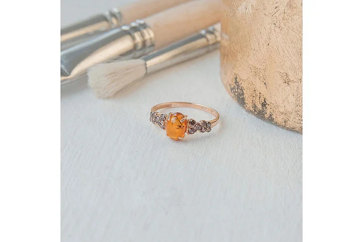 Кольцо из красного золота с янтарём и 14 фианитами
