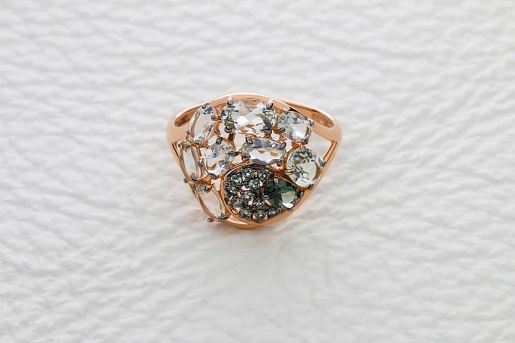 Кольцо из красного золота с празиолитами, турмалином и фианитами