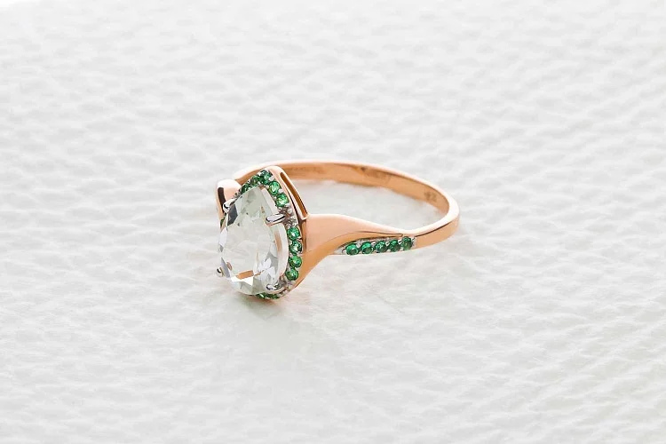 Кольцо из красного золота с празиолитом и 27 фианитами