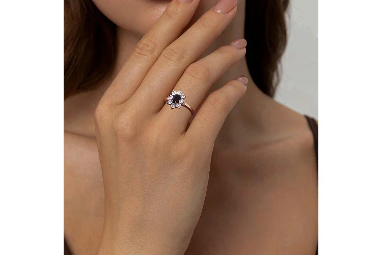 Кольцо из красного золота с гранатом и 8 бриллиантами