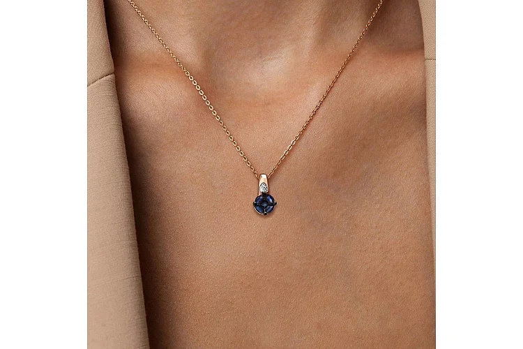 Подвеска из красного золота с 5 сапфирами и 3 бриллиантами