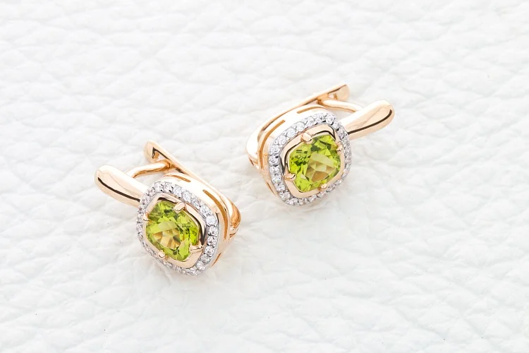 Серьги из красного золота с 2 хризолитами и 48 фианитами