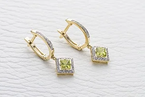 Серьги из жёлтого золота с 2 хризолитами и 58 фианитами