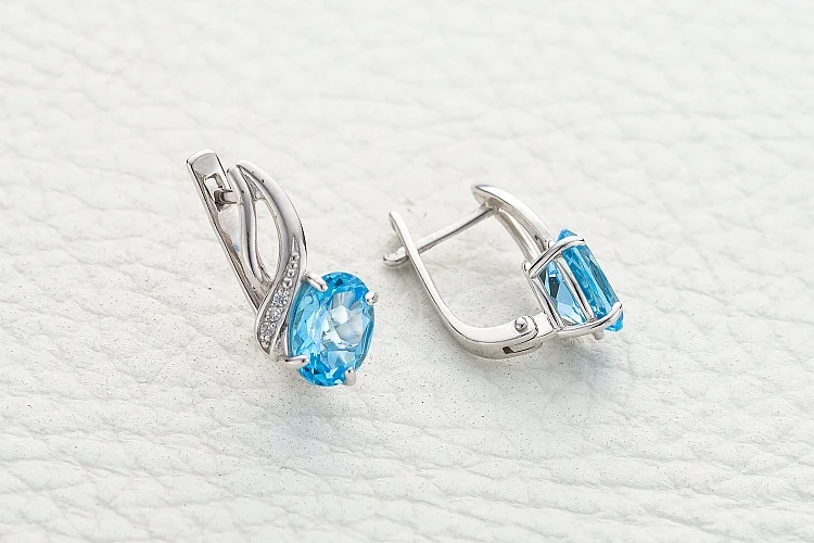 Серьги из белого золота с 2 топазами swiss и 6 фианитами