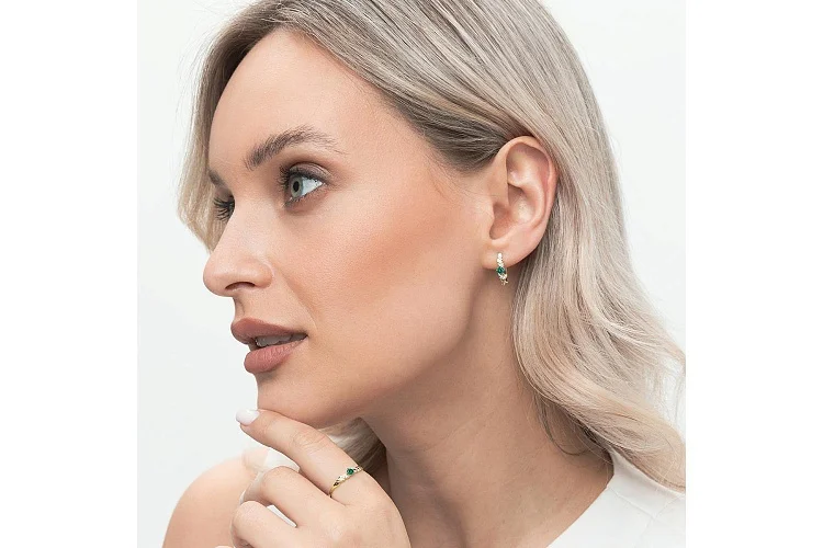 Серьги из жёлтого золота с 2 изумрудами и 12 бриллиантами