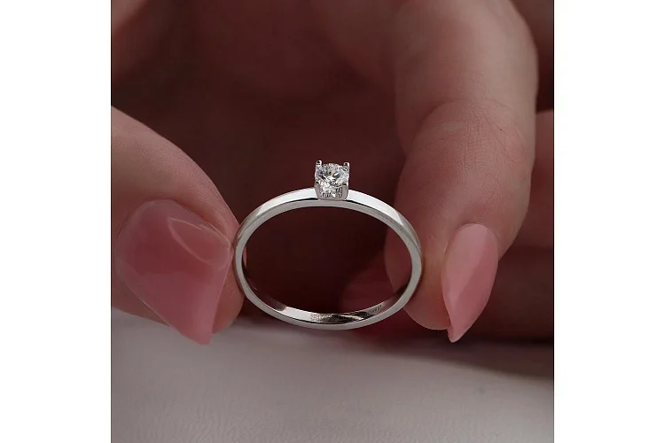 Кольцо из белого золота с выращенным бриллиантом