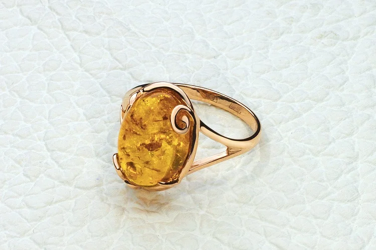 Кольцо из красного золота с янтарём