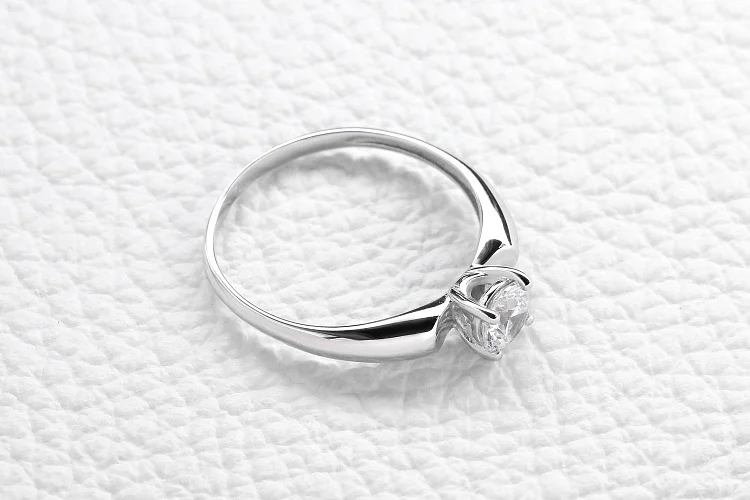 Кольцо из белого золота с кристаллом swarovski