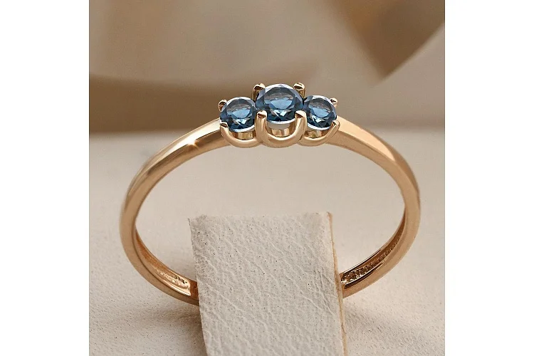 Кольцо из красного золота с 3 топазами лондон