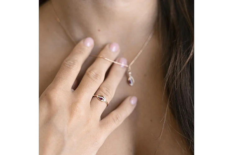 Кольцо из красного золота с рубином и 8 бриллиантами