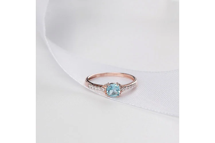 Кольцо из красного золота с топазом swiss и 10 фианитами