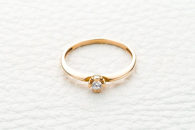 Кольцо из красного золота с фианитом