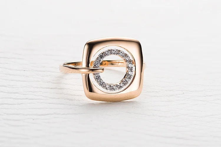 Кольцо Квадрат из красного золота с 28 фианитами