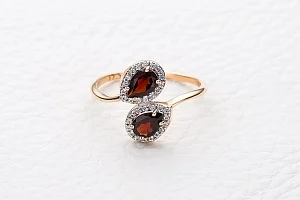 Кольцо из красного золота с 2 гранатами и 32 фианитами