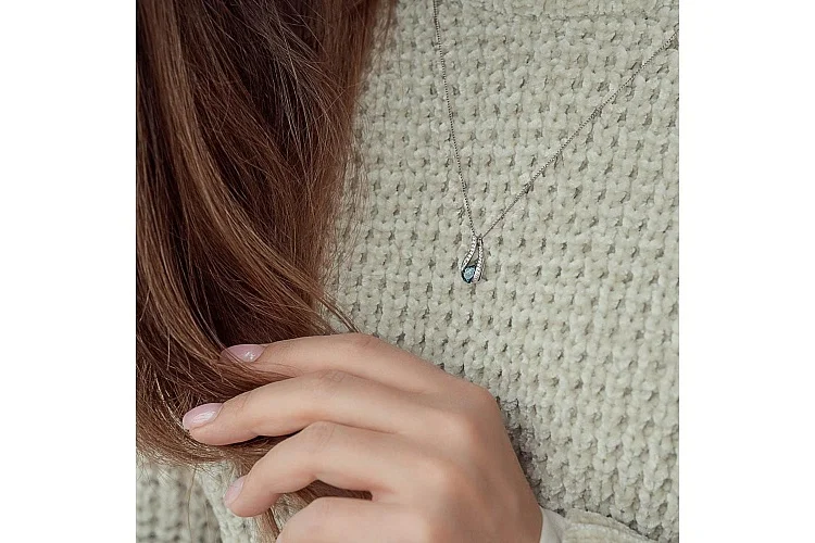 Подвеска из белого золота с топазом лондон и 20 фианитами