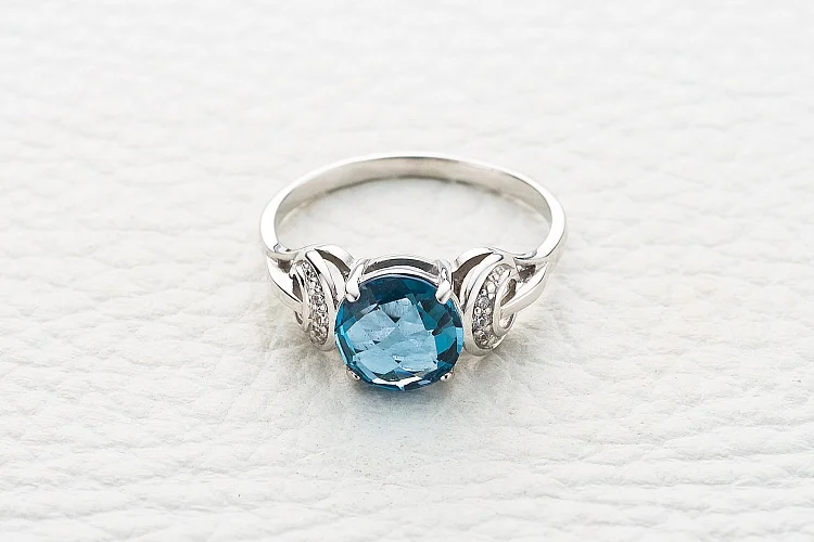 Кольцо из белого золота с топазом лондон и 6 фианитами