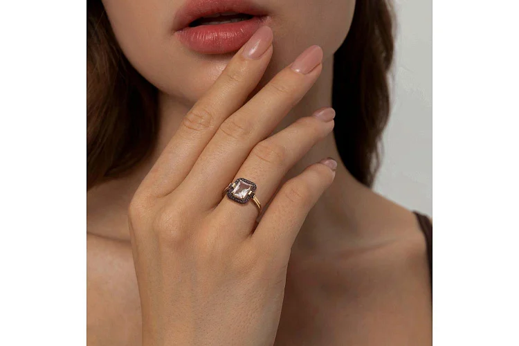 Кольцо из жёлтого золота с празиолитом, фианитами и раухтопазами