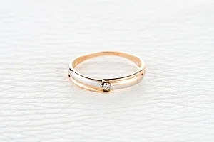 Обручальное кольцо из красного золота с бриллиантом