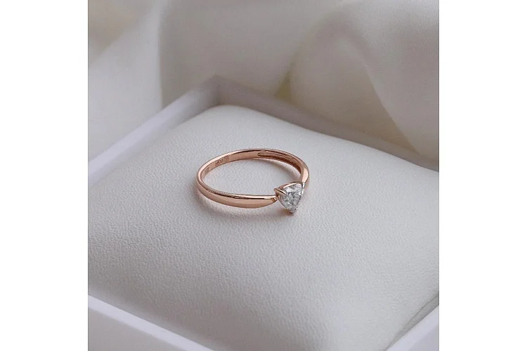 Кольцо Сердце из красного золота с муассанитом