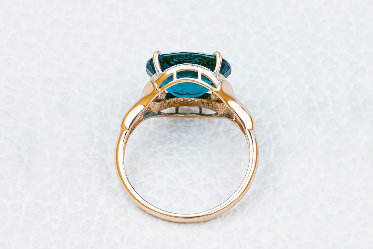 Кольцо из красного золота с топазом лондон и 18 фианитами