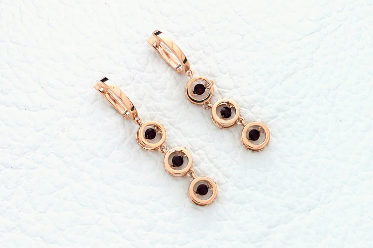 Серьги из красного золота с 6 гранатами