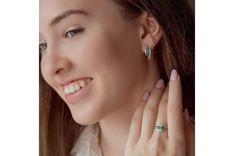 Кольцо из жёлтого золота с 3 изумрудами и 16 бриллиантами