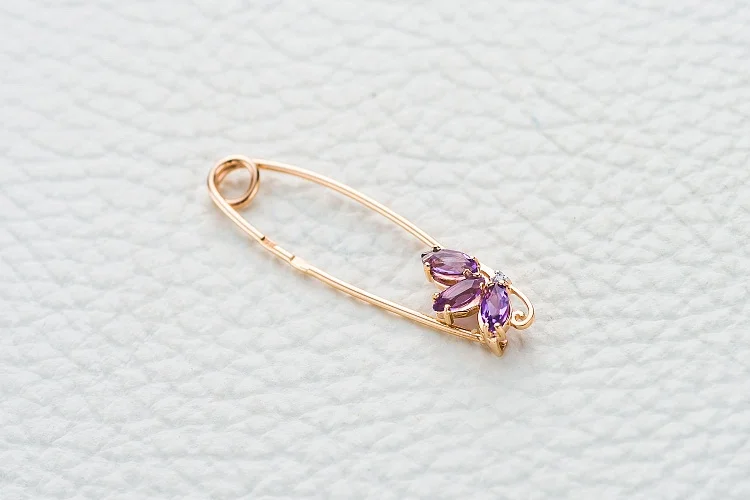 Булавка Цветок из красного золота с 3 аметистами и фианитом