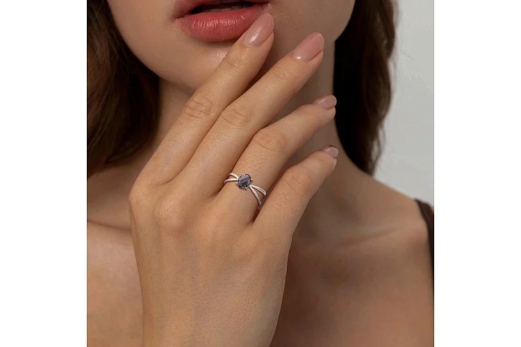 Кольцо из красного золота с александритом и 28 бриллиантами