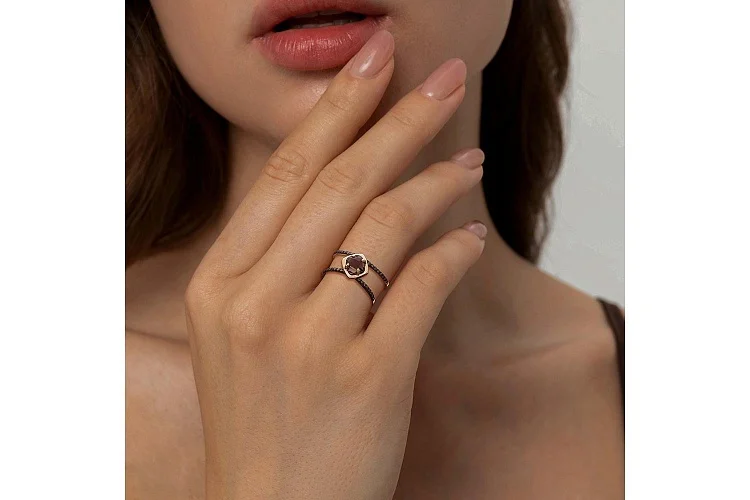 Кольцо из жёлтого золота с раухтопазом и 32 бриллиантами