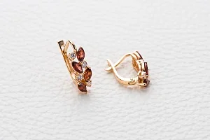 Серьги из красного золота с 8 гранатами и 8 фианитами