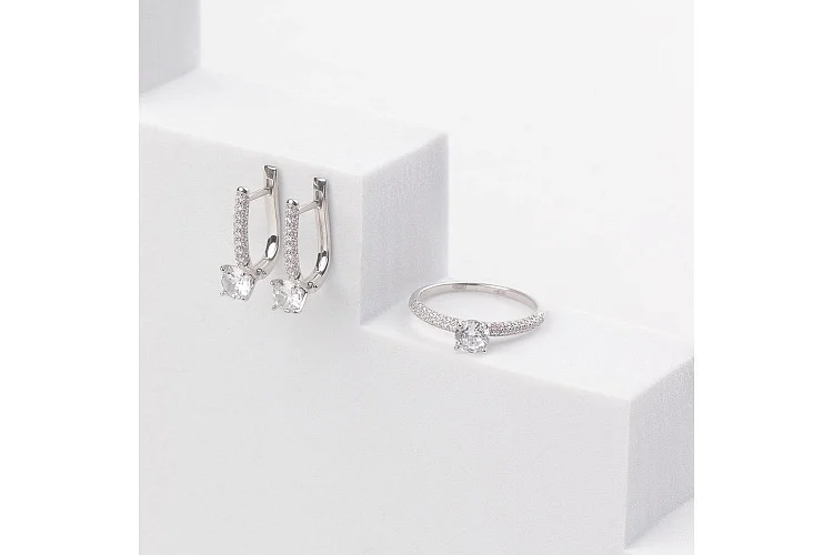 Кольцо из белого золота с 51 фианитами